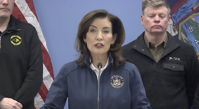  美國紐約州長霍楚公開表示，國土安全部長諾姆的行為應遭解職。 圖：翻攝自 X @rainbow78521 