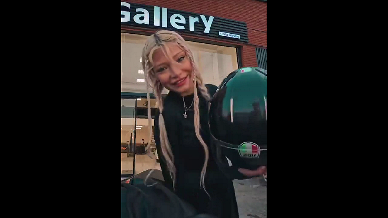 多家外媒報導，因挑戰女性禁止騎乘摩托車禁令而走紅的 19 歲伊朗網紅「機車寶貝」黛安娜．巴哈多爾（Diana Bahador），近日遭伊朗安全部隊開槍射殺。&nbsp;&nbsp;&nbsp;圖:翻攝自影片