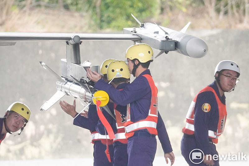 空軍第四戰術戰鬥機聯隊的武掛人員合力將一枚AIM-120飛彈掛載在F-16V戰機上。&nbsp;&nbsp;&nbsp;圖：張良一/攝