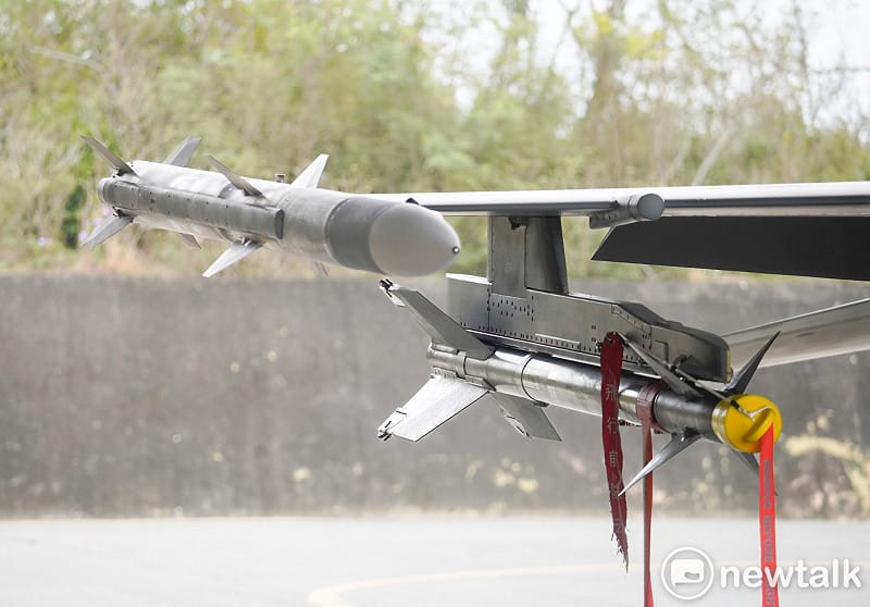 掛載在F-16V戰機上 AIM-120飛彈（左上）與AIM-9M飛彈。&nbsp;&nbsp;&nbsp;圖：張良一/攝