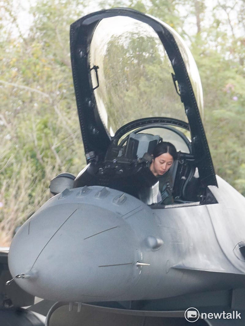 空軍第四戰術戰鬥機聯隊的陳怡慈飛官在F-16V戰機滑行機庫前在機艙內檢查與準備。&nbsp;&nbsp;&nbsp;圖：張良一/攝