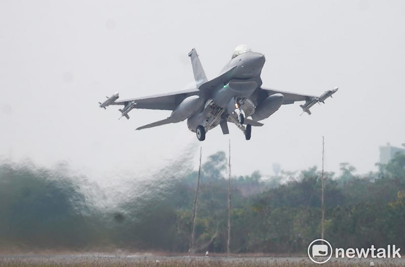 一架在指定時間內完成潛力裝掛作業的F-16V戰機，隨即滑出機庫迅速起飛。&nbsp;&nbsp;&nbsp;圖：張良一/攝