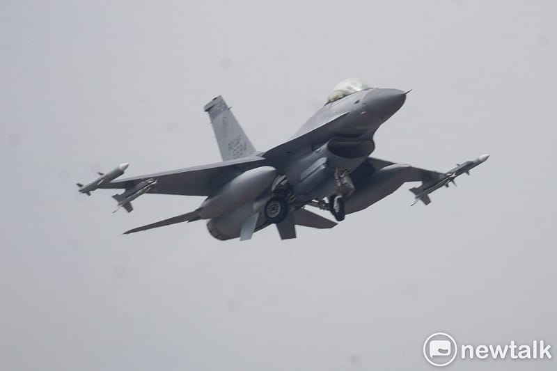 一架在指定時間內完成潛力裝掛作業的F-16V戰機，隨即滑出機庫迅速起飛。&nbsp;&nbsp;&nbsp;圖：張良一/攝