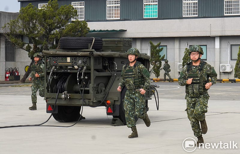 空軍第七九五旅官兵在接到防空攔截命令時，衝出營房就裝備位置進行戰備。&nbsp;&nbsp;&nbsp;圖：張良一/攝