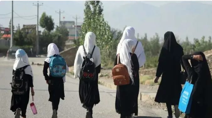  阿富汗女子將不能進學校讀書。 圖 : 翻攝自 譯言 