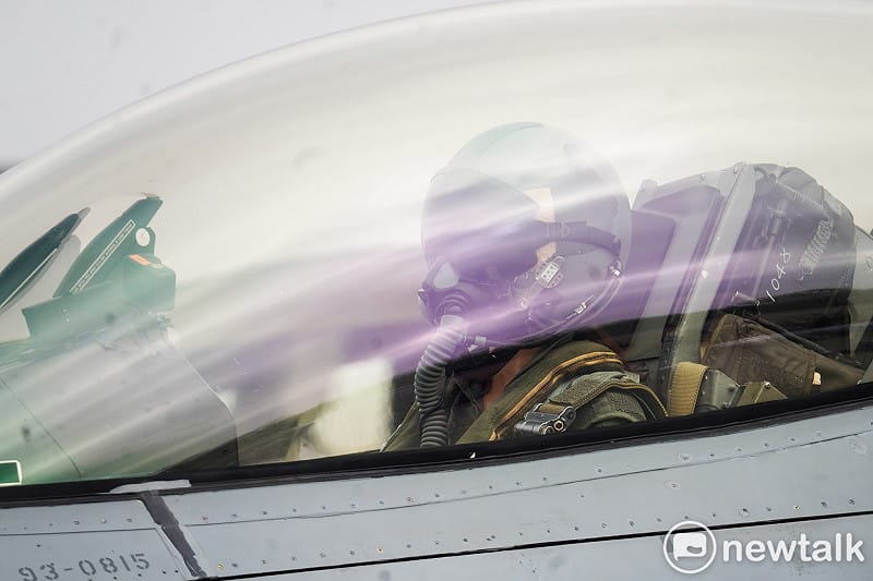 空軍第四戰術戰鬥機聯隊的陳怡慈飛官在F-16V戰機滑行機庫前在機艙內檢查與準備。&nbsp;&nbsp;&nbsp;圖：張良一/攝