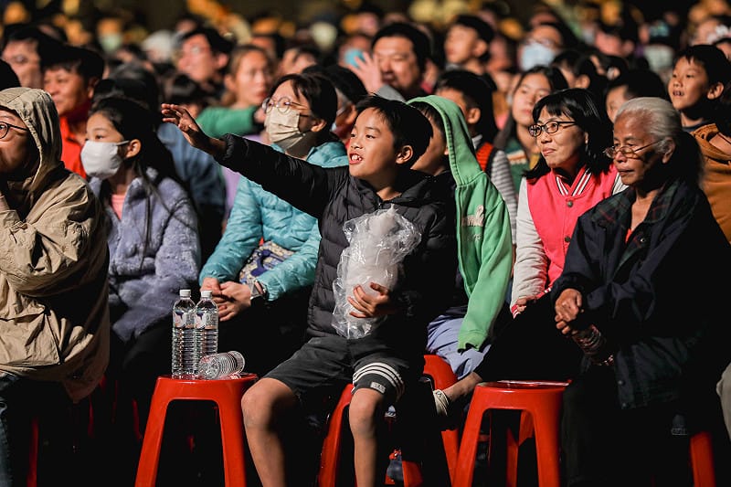 紙風車用實際行動證明藝術能成為孩子成長的重要力量，而「椅子會」從一張椅子、一件雨衣、一趟接駁開始，讓孩子感受到被重視、被陪伴。&nbsp;&nbsp;&nbsp;圖：嘉義縣政府提供