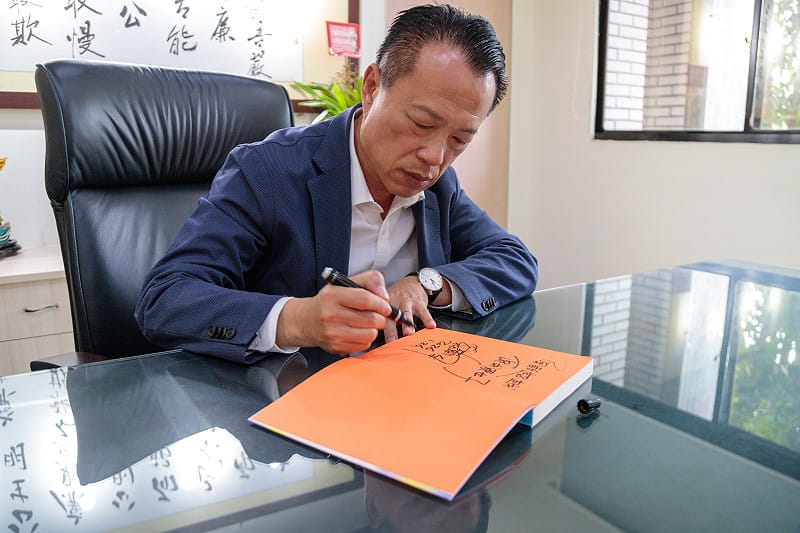 翁章梁表示，自己長期支持紙風車理念，自先前擔任社會局長以來，已出席368工程演出超過30場，是實際陪伴紙風車走遍鄉鎮最多的縣長。&nbsp;&nbsp;&nbsp;圖：嘉義縣政府提供