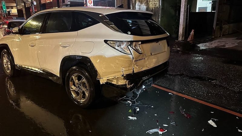 43歲黃姓男子27日深夜11時許，開車行經基隆市信一路時，失控擦撞停在基隆市警察局少年警察隊前的3輛偵防車，所幸無人受傷。圖為受損偵防車。（讀者提供）中央社記者王朝鈺傳真 115年1月28日&nbsp;&nbsp;&nbsp;