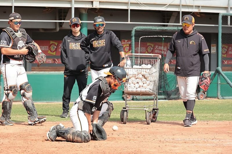 中華職棒統一7-ELEVEn獅隊春訓特別找來具備美職大聯盟多年資歷的捕手卡諾獅（Carlos Muñoz）（立者右2）擔任客座捕手教練，卡諾獅也觀察到台灣捕手接捕內角球仍有可修正方向。（統一7-ELEVEn獅隊提供）中央社記者蘇志畬傳真　115年1月28日&nbsp;&nbsp;&nbsp;