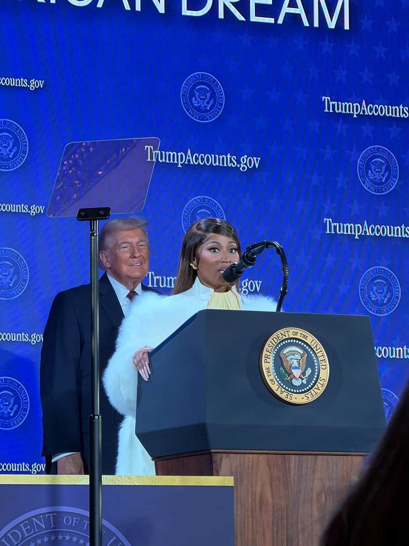妮姬·米娜（Nicki Minaj）日前現身華盛頓特區，與美國總統川普及財政部長貝森特同台，為聯邦新推動的「川普帳戶」（Trump Accounts）計畫站台，並宣布將捐出 15 萬至 30 萬美元，資助粉絲子女的帳戶存款，成為該政策最醒目的名人支持者之一。&nbsp;&nbsp;&nbsp;圖:翻攝自X帳號@huriataj