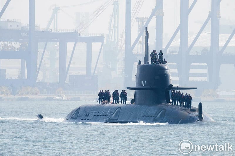 台灣首艘國造潛艦海鯤號今在高雄外海首度進行潛航測試。&nbsp;&nbsp;&nbsp;圖：張良一/攝