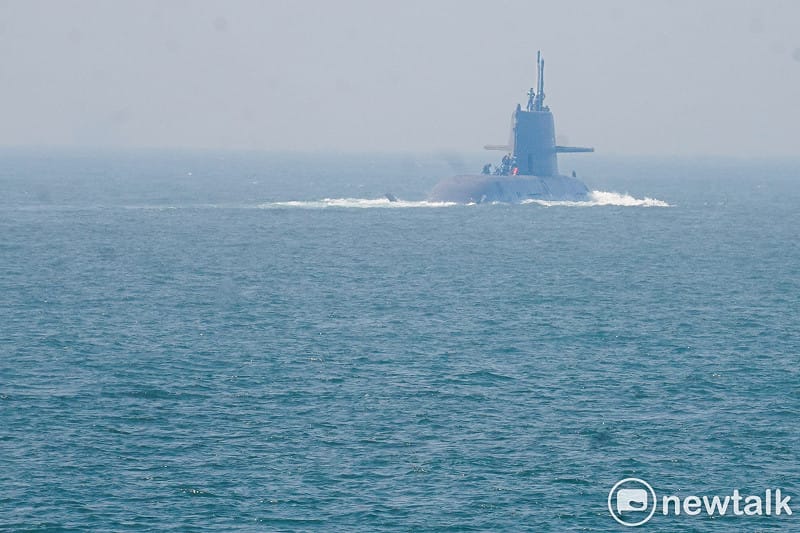 台灣首艘國造潛艦海鯤號今在高雄外海首度進行潛航測試。&nbsp;&nbsp;&nbsp;圖：張良一/攝