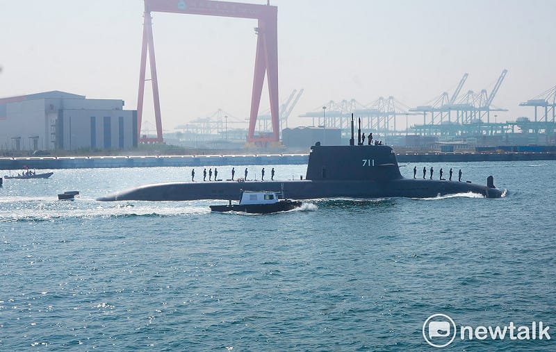 台灣首艘國造潛艦海鯤號今在高雄外海首度進行潛航測試。&nbsp;&nbsp;&nbsp;圖：張良一/攝