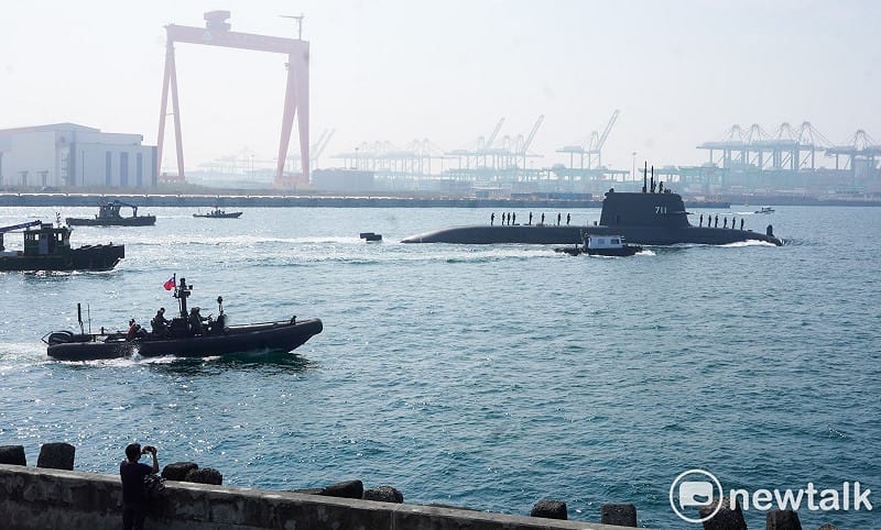 台灣首艘國造潛艦海鯤號今在高雄外海首度進行潛航測試，海軍陸戰隊官兵駕著快艇在海鯤號兩側戒護。&nbsp;&nbsp;&nbsp;圖：張良一/攝