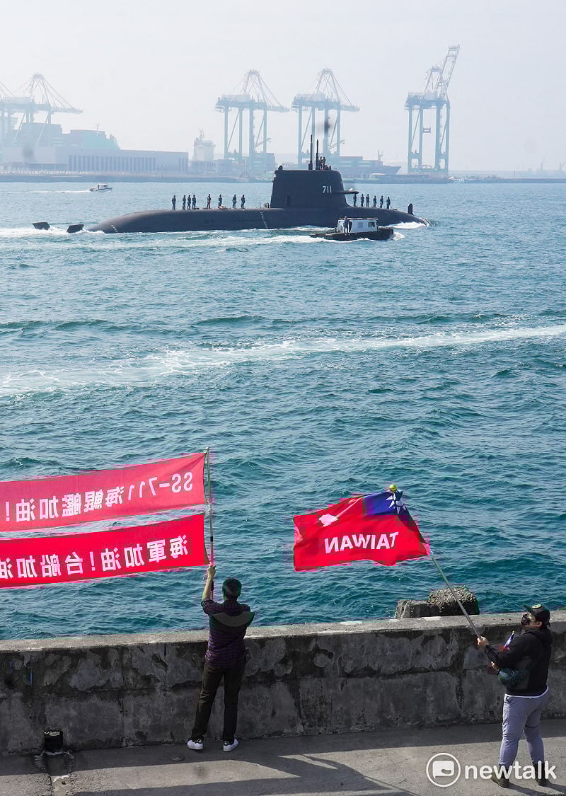 台灣首艘國造潛艦海鯤號今在高雄外海首度進行潛航測試，海軍退役官兵揮舞著書寫台灣的國旗為海鯤號出海潛航測試加油。&nbsp;&nbsp;&nbsp;圖：張良一/攝