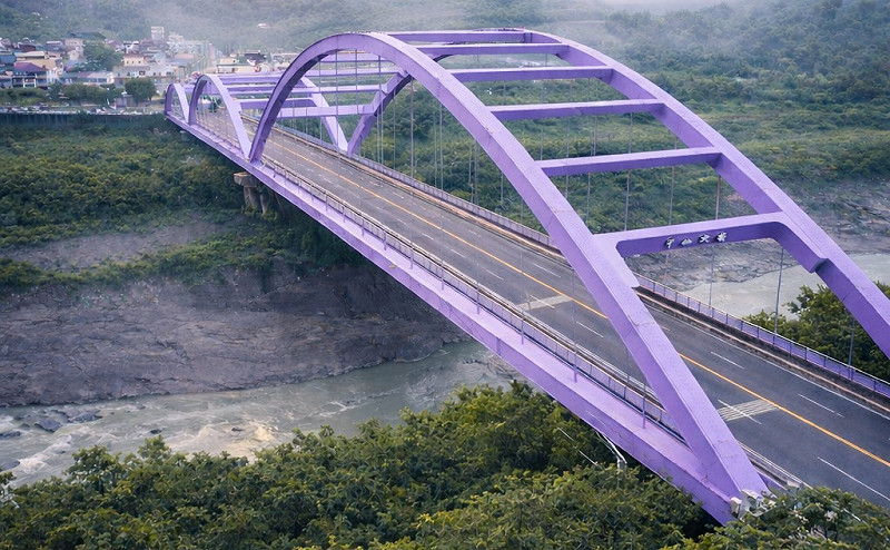 甲仙大橋換裝迎接「2026甲仙新春尋喵季」。&nbsp;&nbsp;&nbsp;圖：高雄市甲仙區公所／提供