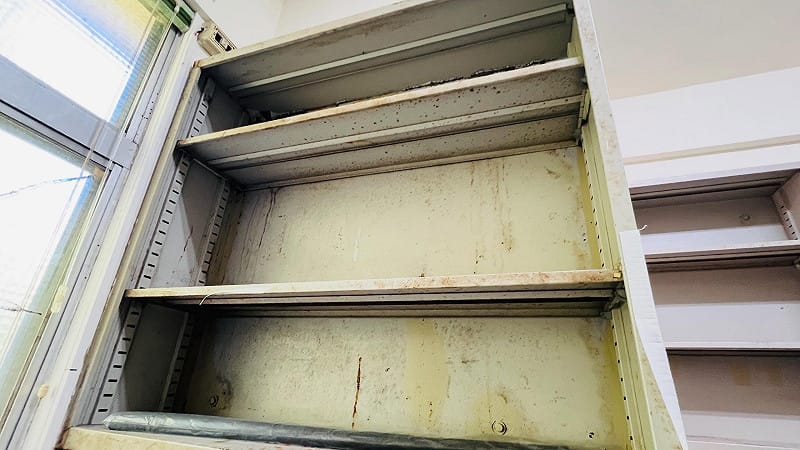 先前有家長在社群平台發文表示，自己在陪同女兒參觀宿舍時，發現宿舍設備老舊破損、蟲害問題嚴重，甚至出現牆面漏水發霉、鐵製收納櫃損壞、鏽蝕斑斑等情況。&nbsp;&nbsp;&nbsp;圖：翻攝自threads