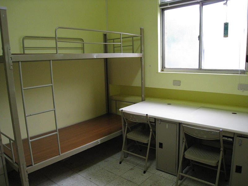 不少學生也在各大社群平台抱怨政大宿舍，並被學生們自嘲政大宿舍走的是「監獄風」。&nbsp;&nbsp;&nbsp;圖：翻攝自政大官網