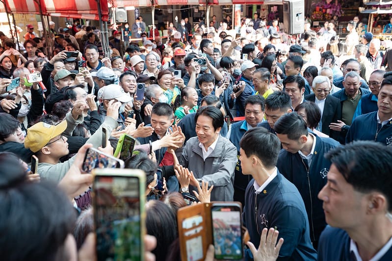  賴清德前往台中「松竹寺」參香祈福，並與民眾擊掌。 圖：總統府提供 
