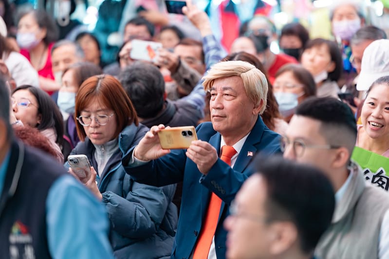  民眾模仿川普穿著，讓現場哈哈大笑。 圖：總統府提供 