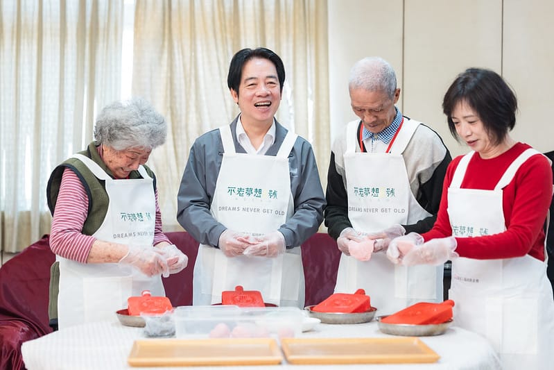  賴清德、何欣純與獨居長輩做紅龜粿。 圖：總統府提供 