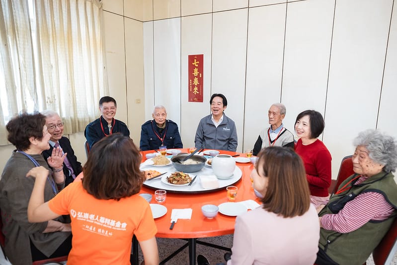  賴清德出席弘道老人福利基金會「寒冬助老拜早年陪伴獨居長輩圍爐」活動。 圖：總統府提供 