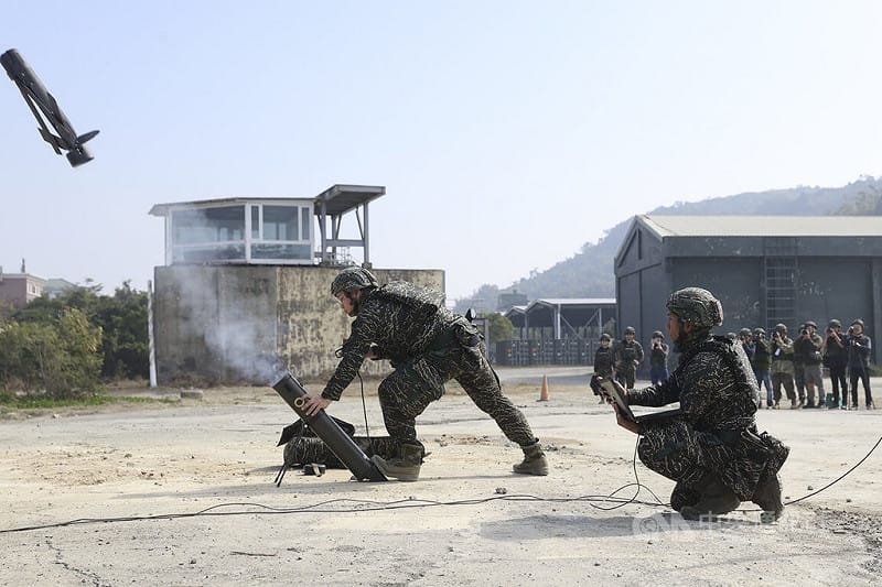 海軍29日執行春節加強戰備操演，勁蜂1型攻擊型無人機首度公開實彈發射，其中1架無人機發射後直接墜入沙灘，之後再補射1架無人機。圖為再次射出的無人機。中央社記者鄭清元攝　115年1月29日&nbsp;&nbsp;&nbsp;