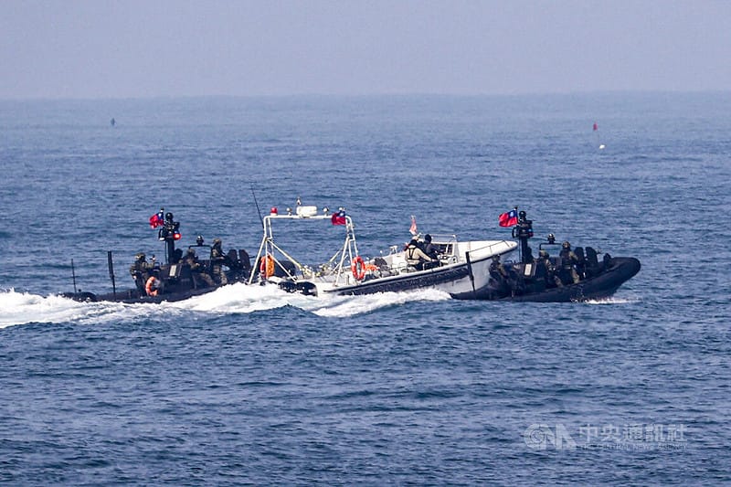 年節將屆，海軍29日執行春節加強戰備，操演初期模擬不明機漁船在周邊海域徘徊，兩棲偵搜大隊運用M109突擊艇操作SBI攔截戰術實施驅離。中央社記者鄭清元攝　115年1月29日&nbsp;&nbsp;&nbsp;