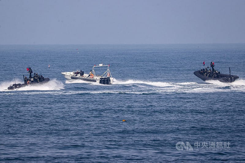 海軍29日執行春節加強戰備，操演初期想定接獲情資發現不明機漁船在周邊海域徘徊，兩棲偵搜大隊運用M109突擊艇前往攔截盤查，並實施驅離。中央社記者鄭清元攝　115年1月29日&nbsp;&nbsp;&nbsp;