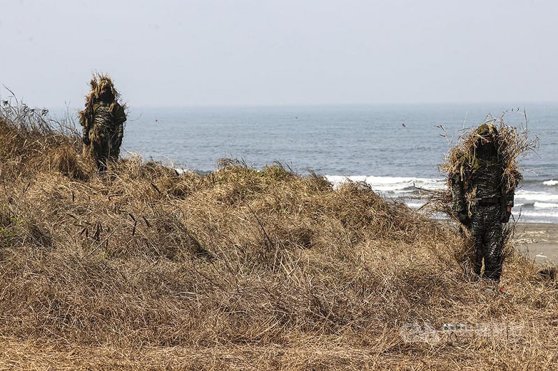 海軍29日執行春節加強戰備操演，執行精準灘岸狙擊暨灘岸阻絕科目時，埋伏在沙灘上的狙擊手從偽裝地點站起供在場國內外記者拍攝。中央社記者鄭清元攝　115年1月29日&nbsp;&nbsp;&nbsp;