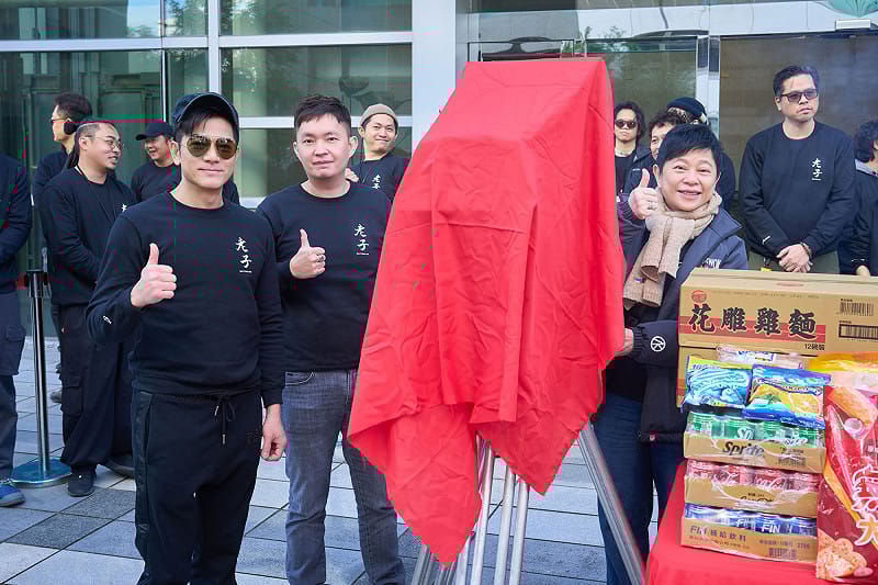 郭富城（左起）、總監製陳宜旻、聯合執行監製梁美薇共同揭開紅布。&nbsp;&nbsp;&nbsp;圖：網銀國際影視/提供