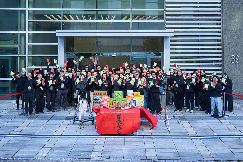 網銀國際影視全資投製年度奇幻喜劇《老子》舉行開鏡儀式，第一排左起陳意涵、王柏傑、導演許富翔、總監製陳宜旻、郭富城、聯合執行監製梁美薇、古斌。&nbsp;&nbsp;&nbsp;圖：網銀國際影視/提供