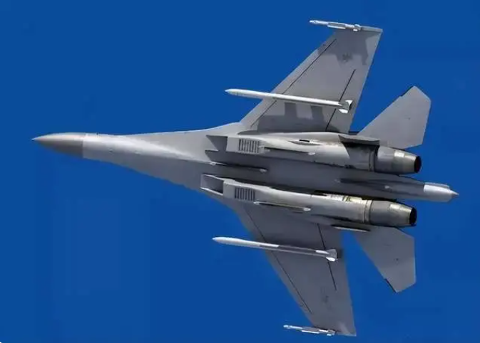 相關報導指出，該機型設計可能具備內部掛載大型空對空飛彈的能力，顯示中國正同步推進平台與武器的整合，而非僅在現有機型上進行妥協式改裝。 圖:翻攝自寰球戰略解讀