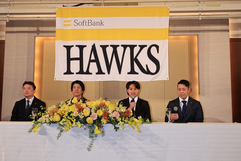 日職福岡軟銀鷹隊29日在日本為台灣投手徐若熙（右2）舉辦加盟記者會，軟銀鷹總經理三笠杉彥（左）、首席棒球總管（CBO）城島健司（左2）皆出席。（福岡軟銀鷹提供）中央社記者蘇志畬傳真　115年1月29日&nbsp;&nbsp;&nbsp;