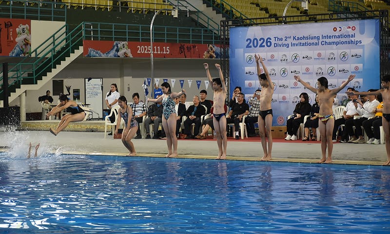 台灣明日跳水明星跨世代同台示範基本動作。&nbsp;&nbsp;&nbsp;圖：孫家銘攝