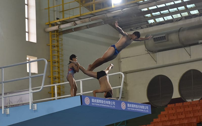 「鯉魚躍龍門」花式跳水表演。&nbsp;&nbsp;&nbsp;圖：孫家銘攝