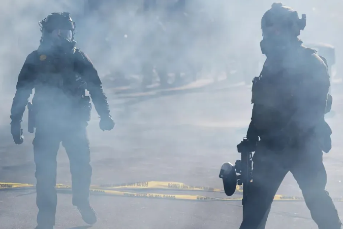 美國明尼亞波利斯，移民執法人員施放催淚瓦斯。 圖：翻攝自中國新聞周刊