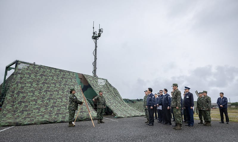  賴清德視察「天弓三型戰術中心車」。 圖：總統府提供 