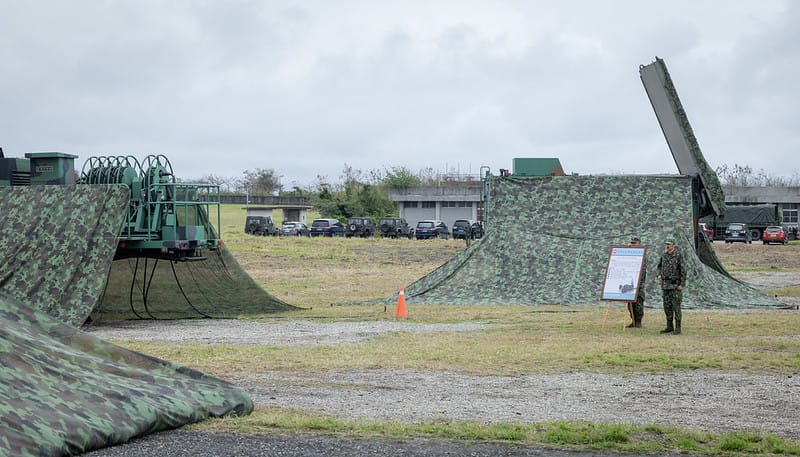  賴清德視察「天弓三型相列雷達車」。 圖：總統府提供 