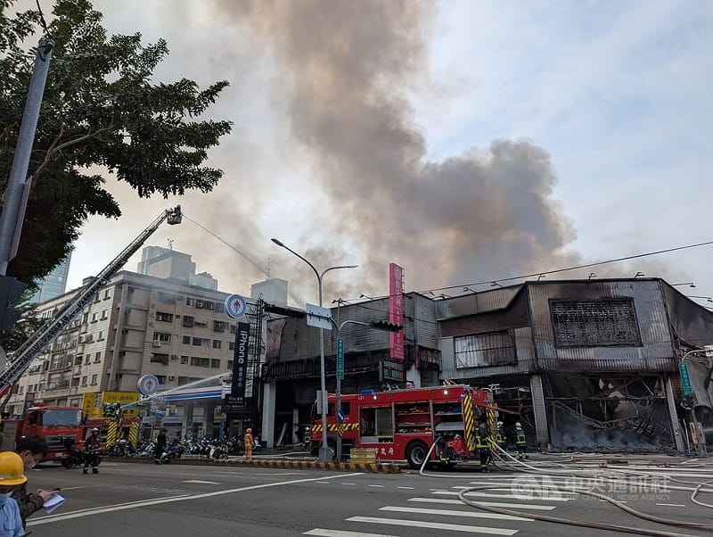 台中市北屯區有多處店面30日上午發生火警，消防局獲報到場搶救，因火勢猛烈延燒，共有8戶受波及，火場因鄰近加油站，情況一度危急。中央社記者蘇木春攝　115年1月30日&nbsp;&nbsp;&nbsp;