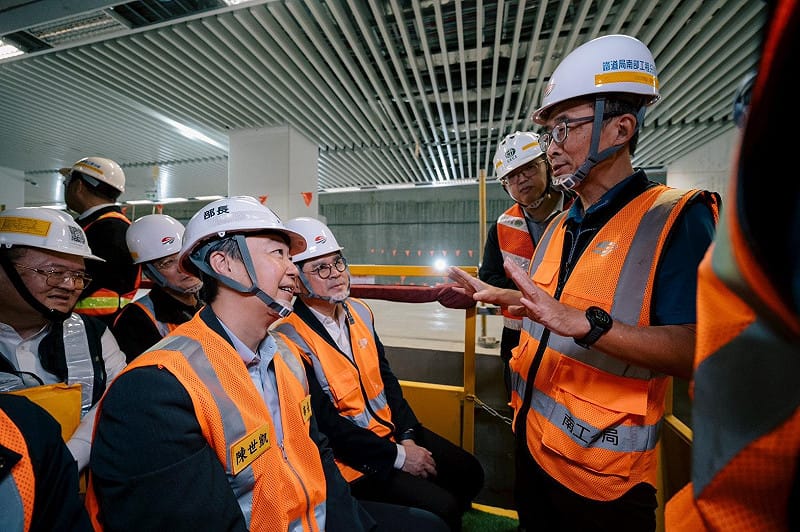 鐵道局南部工程分局人員說明。&nbsp;&nbsp;&nbsp;圖：交通部鐵道局/提供