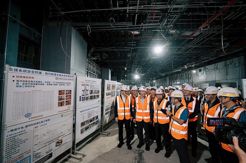 台南市長黃偉哲等人於現場進行視察。&nbsp;&nbsp;&nbsp;圖：交通部鐵道局/提供