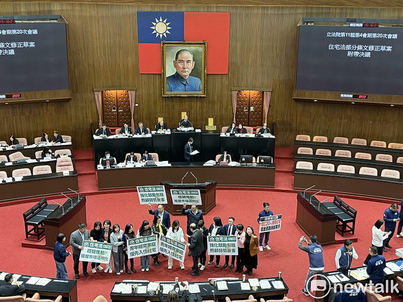 民進黨團在議場合影。&nbsp;&nbsp;&nbsp;圖：周煊惠 / 攝