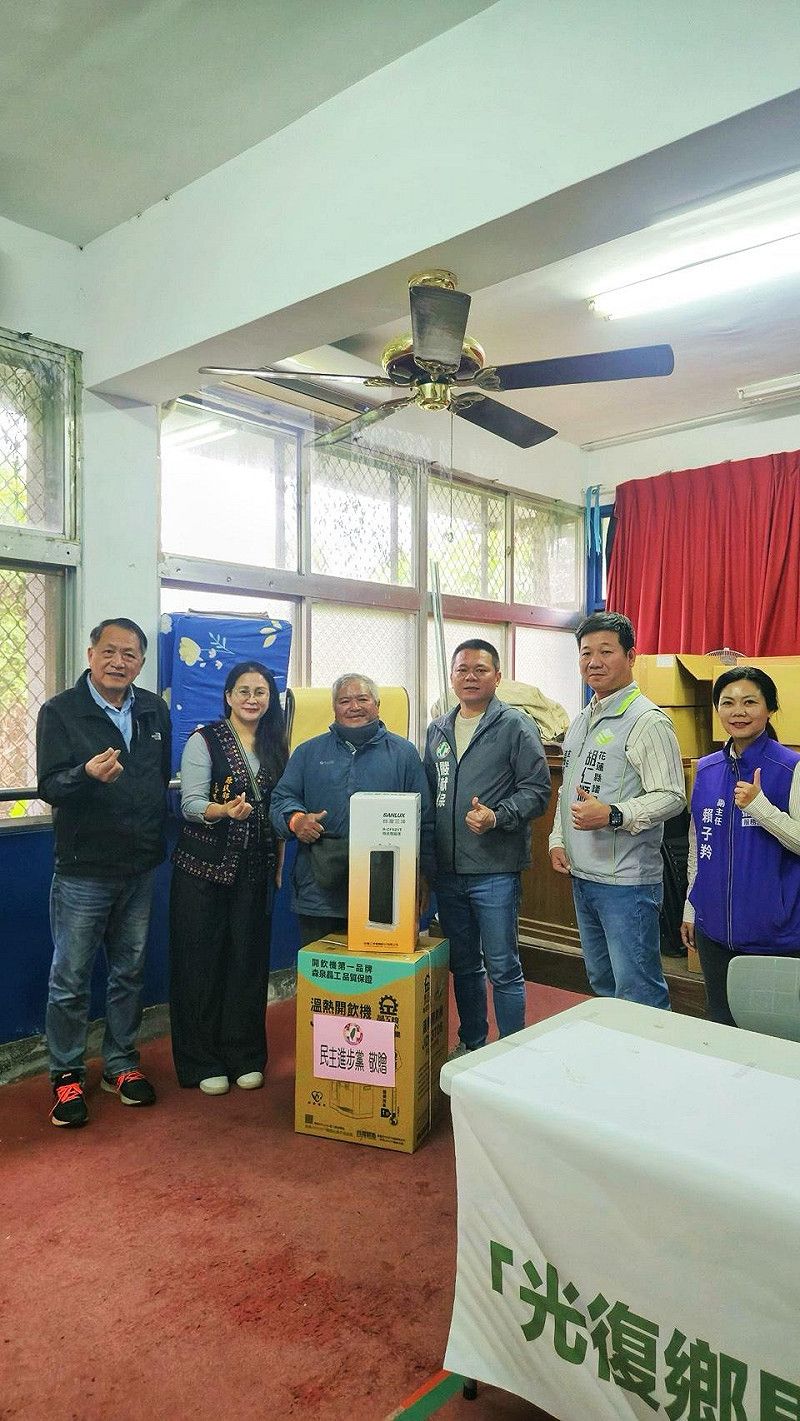  民進黨送電暖器等生活家電給花蓮光復香受災戶。 圖：民進黨提供 