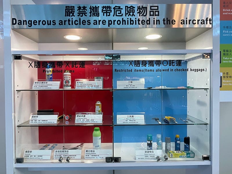 安檢前請先將水瓶倒空，電腦、平板及行動電源自隨身行李中取出，同時脫掉外套、帽子、皮帶，加快安檢流程，留意防風打火機、防狼噴霧劑等危安物品禁止攜帶，讓出國旅遊更順遂。&nbsp;&nbsp;&nbsp;圖：桃機公司／提供