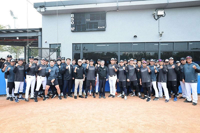 行政院長卓榮泰（前右9）30日赴高雄國家運動訓練中心，為正在備戰世界棒球經典賽（WBC）的台灣隊加油打氣，期勉選手在備戰與比賽期間務必照顧好自身安全與健康。（中職聯盟提供）中央社記者蘇志畬傳真　115年1月30日&nbsp;&nbsp;&nbsp;