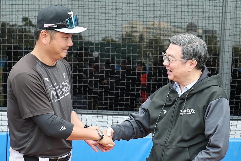 行政院長卓榮泰（右）30日前往高雄國家運動訓練中心，與世界棒球經典賽（WBC）台灣隊總教練曾豪駒（左）交流，也代表政府與全體國人送上祝福，期盼台灣隊能快樂比賽、全力發揮。（中職聯盟提供）中央社記者蘇志畬傳真　115年1月30日&nbsp;&nbsp;&nbsp;