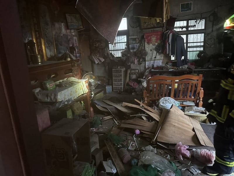 台中市后里區公安路上一處住宅30日發生氣爆意外，屋內雜物散落、一片狼藉，消防人員到場時現場已無明顯火煙，有桶裝瓦斯接頭脫落情形，一名76歲男性受傷送醫。（民眾提供）中央社記者趙麗妍傳真　115年1月30日&nbsp;&nbsp;&nbsp;