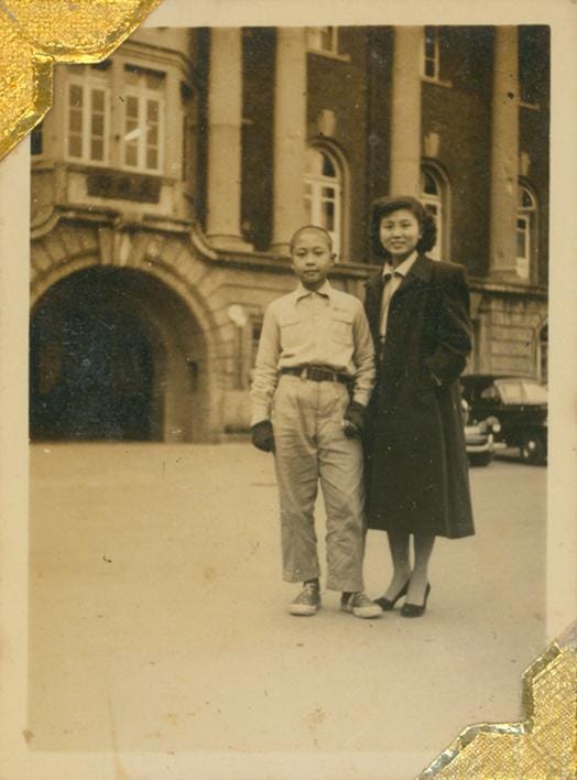 施水環任職台北電信局時期與姪子陳正宏(即捐贈者陳建良之父)於交通部台灣電信管理局門口合影。&nbsp;&nbsp;&nbsp;圖：國家人權博物館提供